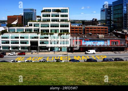 Halifax, Canada - 2 août 2023 : peinture murale de rue Black Lives Matter peinte sur la rue Brunswick en 2020 et repeinte en 2022, vue de Citadel Hil Banque D'Images