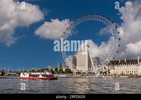 London Eye Boat croisière City Cruises visite de la Tamise en amont du ciel bleu avec Southbank, Marriott Hotel County Hall et Shell HQ Westminster Londres Royaume-Uni Banque D'Images