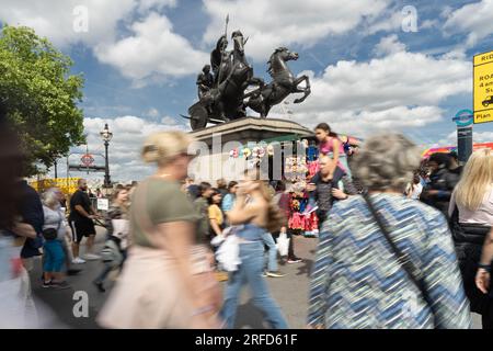 Sculpture en bronze dramatique de la reine celtique Boudicca et de ses filles montées sur un char tiré par des chevaux Banque D'Images