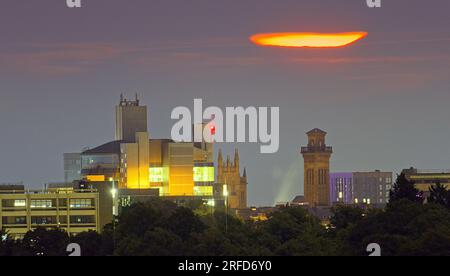 Glasgow, Écosse, Royaume-Uni. 2 août 2023. UK Météo : bande de superlune comme nuage obscurcit la plupart de la lune d'esturgeon au-dessus de l'extrémité ouest et les tours trinity église dans le parc cirque et la bibliothèque de l'université de glasgow , . Crédit Gerard Ferry/Alamy Live News Banque D'Images