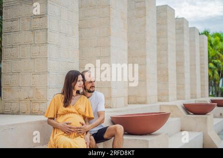 Un couple affectueux dans leurs années 40 chérissant le miracle de l'accouchement au Mexique, embrassant le voyage de la parentalité avec joie et anticipation Banque D'Images