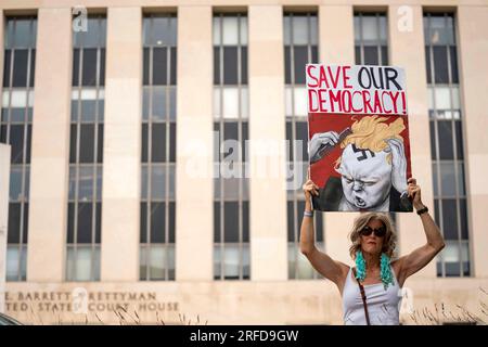 Washington, États-Unis. 01 août 2023. Un manifestant tient une affiche « Sauvons notre démocratie » devant le palais de justice fédéral E. Barrett Prettyman à Washington, DC, le mardi 1 août 2023. Mardi soir, Trump a été inculpé sur des accusations criminelles par un grand jury fédéral dans l’affaire d’ingérence électorale de 2020. Crédit : UPI/Alamy Live News Banque D'Images