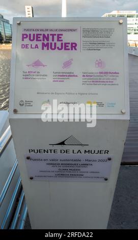 Informations panneau de table à Puente de la Mujer, ou Pont des femmes, célèbre passerelle tournante au front de mer de Puerto Madero à Buenos Aires, Argentine Banque D'Images