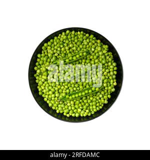 Grains pelés de pois verts frais dans une assiette noire ronde et gousses de pois verts sur fond blanc, vue de dessus. Protéines végétales, produits sains. Banque D'Images