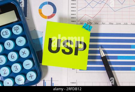 Texte USP - proposition de vente unique - écrit sur des cubes en bois sur fond blanc. Banque D'Images