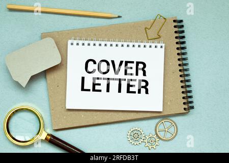 Concept de texte de lettre de motivation sur papier déchiré. Banque D'Images