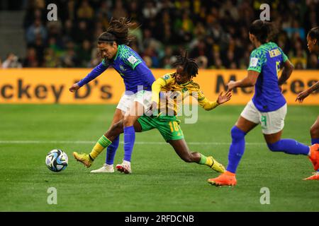 Melbourne, Australie. 02 août 2023. Antônia Ronnycleide da Costa Silva du Brésil (G) et Jody Brown de Jamaïque (D) en action lors du match de groupe de la coupe du monde féminine de la FIFA, Australie et Nouvelle-Zélande 2023 entre la Jamaïque et le Brésil au Melbourne Rectangular Stadium.le match s'est terminé par un match nul 0-0. (Photo George Hitchens/SOPA Images/Sipa USA) crédit : SIPA USA/Alamy Live News Banque D'Images