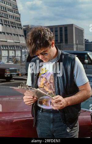 Commedian/acteur Dan Aykroyd sur le plateau en 1982. Photographie de Bernard Gotfryd. Daniel Edward Aykroyd est un acteur, comédien, scénariste, producteur et musicien canadien. Aykroyd était un écrivain et un membre original de la distribution "Not Ready for Prime Time Players" dans la série de sketchs Saturday Night Live de NBC depuis sa création en 1975 jusqu'à son départ en 1979. Au cours de son mandat sur SNL, il est apparu dans une série récurrente de sketches, mettant en vedette en particulier les Coneheads et les Blues Brothers. Banque D'Images