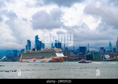 New York, USA - 11 juillet 2023 : bateau de croisière Norwegian Joy Sailing à côté de Manhattan à New York. Skyline de New York Manhattan croisière sur l'Hudson Banque D'Images