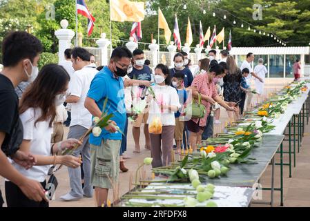 Province de Samut Prakan, Thaïlande. 01 août 2023. Les dévots bouddhistes thaïlandais marchent cérémoniellement avec des bougies pendant l'éclairage de la lanterne et prient pour honorer le Bouddha à Asarnha Bucha Day au temple Wat Asokaram sur la périphérie de Bangkok dans la province de Samut Prakan, Thaïlande, le 01 août 2023. (Photo de Teera Noisakran/Pacific Press) crédit : Pacific Press Media production Corp./Alamy Live News Banque D'Images