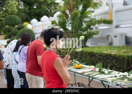 Province de Samut Prakan, Thaïlande. 01 août 2023. Les dévots bouddhistes thaïlandais marchent cérémoniellement avec des bougies pendant l'éclairage de la lanterne et prient pour honorer le Bouddha à Asarnha Bucha Day au temple Wat Asokaram sur la périphérie de Bangkok dans la province de Samut Prakan, Thaïlande, le 01 août 2023. (Photo de Teera Noisakran/Pacific Press) crédit : Pacific Press Media production Corp./Alamy Live News Banque D'Images