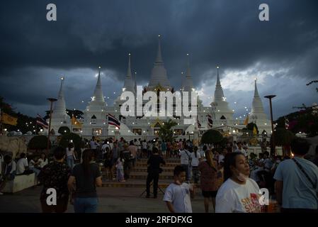 Province de Samut Prakan, Thaïlande. 01 août 2023. Les dévots bouddhistes thaïlandais marchent cérémoniellement avec des bougies pendant l'éclairage de la lanterne et prient pour honorer le Bouddha à Asarnha Bucha Day au temple Wat Asokaram sur la périphérie de Bangkok dans la province de Samut Prakan, Thaïlande, le 01 août 2023. (Photo de Teera Noisakran/Pacific Press) crédit : Pacific Press Media production Corp./Alamy Live News Banque D'Images