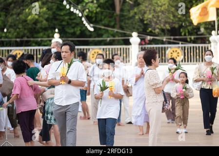 Province de Samut Prakan, Thaïlande. 01 août 2023. Les dévots bouddhistes thaïlandais marchent cérémoniellement avec des bougies pendant l'éclairage de la lanterne et prient pour honorer le Bouddha à Asarnha Bucha Day au temple Wat Asokaram sur la périphérie de Bangkok dans la province de Samut Prakan, Thaïlande, le 01 août 2023. (Photo de Teera Noisakran/Pacific Press) crédit : Pacific Press Media production Corp./Alamy Live News Banque D'Images