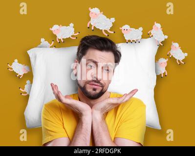 Homme épuisé souffrant d'insomnie sur fond jaune. Illustrations de moutons courant autour de son oreiller Banque D'Images