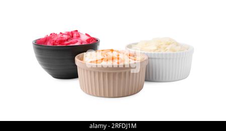 Délicieuse choucroute préparée selon différentes recettes sur fond blanc Banque D'Images