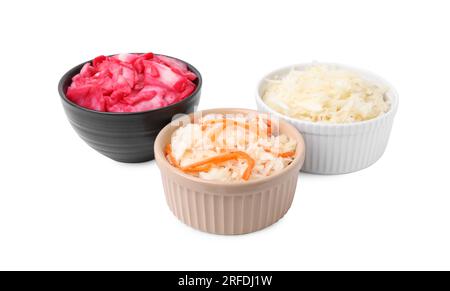 Délicieuse choucroute préparée selon différentes recettes sur fond blanc Banque D'Images