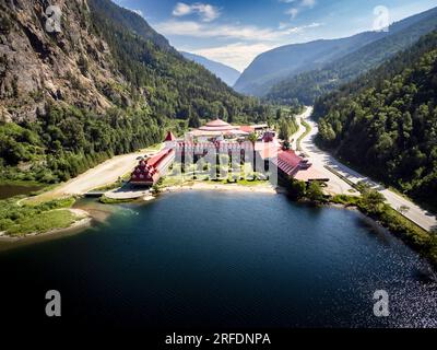 3 Valley Gap Lake Chateau vue aérienne surplombant les montagnes Rocheuses canadiennes avec la route transcanadienne et les voyageurs de vacances d'été en Grande-Bretagne Banque D'Images