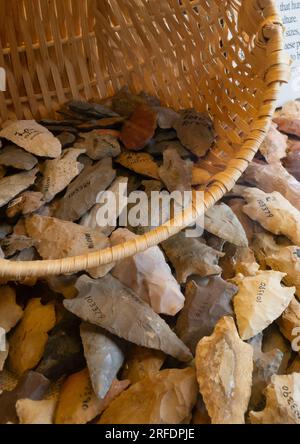 Gros plan des pointes de lance préhistoriques en pierre sculptée excavées au monument national de Poverty point en Louisiane. Ils sont exposés au Poverty point U. Banque D'Images