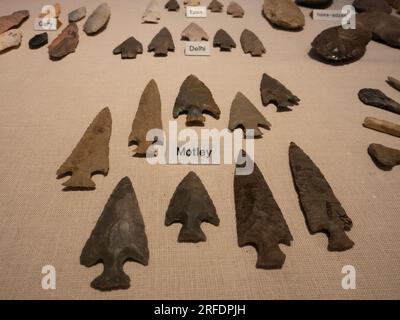 Collection de pointes de flèches préhistoriques et d'outils en pierre excavés au monument national de Poverty point et exposés dans le musée du site à West car Banque D'Images