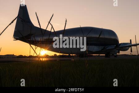 L’avion cargo à turbine B-377-SGT Super GuppY de la NASA, du Lyndon B. Johnson Space Center, Houston, Texas, est assis sur la ligne de vol de la base aérienne MacDill, Floride, le 1 août 2023. Le Super GuppY a une aire de chargement de 25 pieds de diamètre et de 111 pieds de long. La taille de l'avion cargo a été conçue dans les années 1960 spécifiquement pour supporter des charges surdimensionnées, comme les sections de carrosserie de la fusée Saturn V. (ÉTATS-UNIS Photo Air Force par l'aviateur senior Jessica Do) Banque D'Images