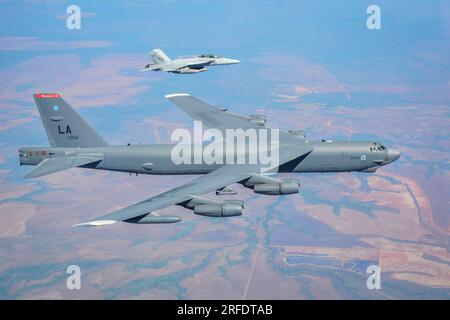 Un B-52H Stratofortress de l'United States Air Force et un F/A-18F Super Hornet de la Royal Australian Air Force survolant le territoire du Nord pendant l'exercice Talisman Sabre 23. *** Légende locale *** l'exercice Talisman Sabre 2023 se déroule dans le nord de l'Australie du 22 juillet au 4 août. Plus de 30 000 militaires de 13 pays participeront directement à Talisman Sabre 2023, principalement dans le Queensland, mais aussi en Australie occidentale, dans le territoire du Nord et en Nouvelle-Galles du Sud. Talisman Sabre est le plus grand exercice Australie-États-Unis planifié bilatéralement et mené multilatéralement an Banque D'Images