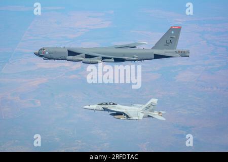 Un B-52H Stratofortress de l'United States Air Force et un F/A-18F Super Hornet de la Royal Australian Air Force survolant le territoire du Nord pendant l'exercice Talisman Sabre 23. *** Légende locale *** l'exercice Talisman Sabre 2023 se déroule dans le nord de l'Australie du 22 juillet au 4 août. Plus de 30 000 militaires de 13 pays participeront directement à Talisman Sabre 2023, principalement dans le Queensland, mais aussi en Australie occidentale, dans le territoire du Nord et en Nouvelle-Galles du Sud. Talisman Sabre est le plus grand exercice Australie-États-Unis planifié bilatéralement et mené multilatéralement an Banque D'Images