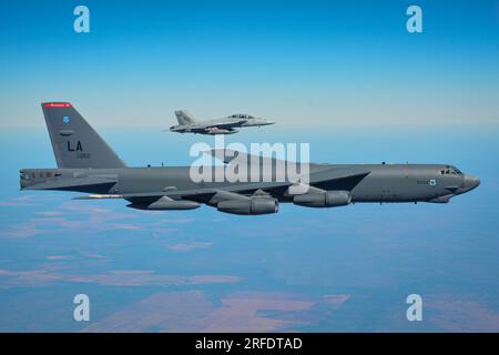 Un B-52H Stratofortress de l'United States Air Force et un F/A-18F Super Hornet de la Royal Australian Air Force survolant le territoire du Nord pendant l'exercice Talisman Sabre 23. *** Légende locale *** l'exercice Talisman Sabre 2023 se déroule dans le nord de l'Australie du 22 juillet au 4 août. Plus de 30 000 militaires de 13 pays participeront directement à Talisman Sabre 2023, principalement dans le Queensland, mais aussi en Australie occidentale, dans le territoire du Nord et en Nouvelle-Galles du Sud. Talisman Sabre est le plus grand exercice Australie-États-Unis planifié bilatéralement et mené multilatéralement an Banque D'Images