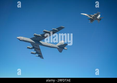 Un B-52H Stratofortress de l'United States Air Force et un F/A-8 F Super Hornet de la Royal Australian Air Force survolant le territoire du Nord au cours de l'exercice Talisman Sabre 23. *** Légende locale *** l'exercice Talisman Sabre 2023 se déroule dans le nord de l'Australie du 22 juillet au 4 août. Plus de 30 000 militaires de 13 pays participeront directement à Talisman Sabre 2023, principalement dans le Queensland, mais aussi en Australie occidentale, dans le territoire du Nord et en Nouvelle-Galles du Sud. Talisman Sabre est le plus grand exercice Australie-États-Unis planifié bilatéralement et mené multilatéralement an Banque D'Images