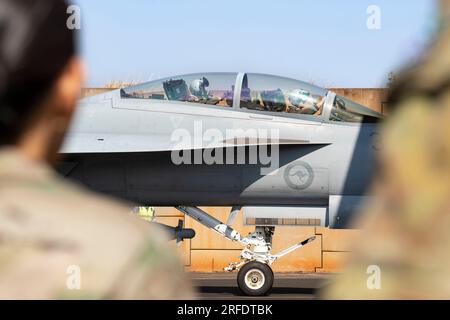 Un E/A-18G de la Royal Australian Air Force (RAAF) du No. 6 Squadron taxis devant les États-Unis Personnel des forces de sécurité de la Force aérienne et de la RAAF après une sortie pendant le Talisman Sabre 23 à la base de la RAAF Tindal, territoire du Nord, Australie, le 27 juillet 2023. Talisman Sabre est une entreprise américaine Exercice parrainé conjointement par le Commandement Indo-Pacifique et les Forces de défense australiennes qui s'entraîne dans des scénarios de combat de guerre conçus pour améliorer l'entraînement au combat, la préparation et l'interopérabilité des États-Unis et de l'Australie. (ÉTATS-UNIS Photo de l'Air Force par l'aviateur principal J. Michael Peña) Banque D'Images