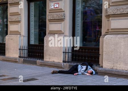 Un jeune homme dormant sur le sentier à Budapest, Hongrie Banque D'Images