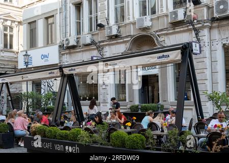 Les gens sirotant un verre à la terrasse d'un café à Budapest, Hongrie Banque D'Images