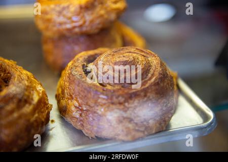 rouleau de cannelle fraîchement cuit à la sortie du four Banque D'Images