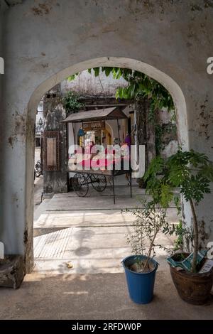 Arche dans la rue dans la vieille ville de Takua Pa. Fragments d'architecture sino-portugaise en Thaïlande, photo de rue. Banque D'Images