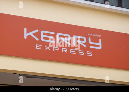 Kerry Express - logo sur un panneau orange en thaïlande. Takua Pa Thailand, Phang Nga 2 mars 2023. Banque D'Images