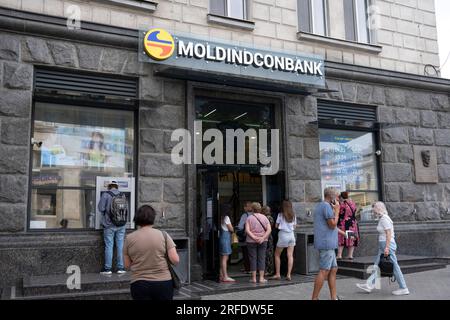 Clients à la Moldindconbank dans le centre-ville. Chisinau, Moldavie Banque D'Images