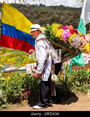 Medellin, Antioquia - Colombie. 2 août 2023 - Jose Angel Zapata, fabricant de fleurs silletas de la ferme el pensamiento située dans le côté Banque D'Images