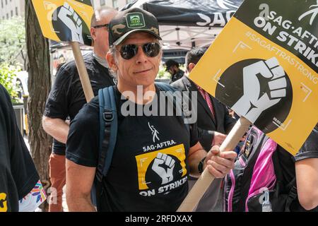 New York, États-Unis. 02 août 2023. Ben Stiller a rejoint la ligne de piquetage des travailleurs de la WGA et de la SAG-AFTRA devant le siège de NBCUniversal à New York le 2 août 2023. La sénatrice Kirsten Gillibrand, le membre du Congrès Jerry Nadler, l’avocate du public Jumaane Williams se sont joints et ont pris la parole sur la ligne de piquetage. (Photo de Lev Radin/Sipa USA) crédit : SIPA USA/Alamy Live News Banque D'Images