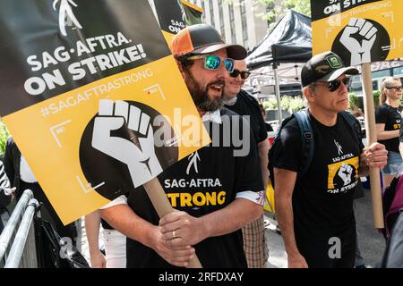 New York, États-Unis. 02 août 2023. Adam Sandler et Ben Stiller ont rejoint la ligne de piquetage des travailleurs de la WGA et de la SAG-AFTRA devant le siège de NBCUniversal à New York le 2 août 2023. La sénatrice Kirsten Gillibrand, le membre du Congrès Jerry Nadler, l’avocate du public Jumaane Williams se sont joints et ont pris la parole sur la ligne de piquetage. (Photo de Lev Radin/Sipa USA) crédit : SIPA USA/Alamy Live News Banque D'Images