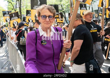 New York, États-Unis. 02 août 2023. Mary Kay Henry, présidente internationale du Syndicat international des employés de service, a rejoint les grévistes de WGA et SAG-AFTRA devant le siège social de NBCUniversal à New York le 2 août 2023. La sénatrice Kirsten Gillibrand, le membre du Congrès Jerry Nadler, l’avocate du public Jumaane Williams se sont joints et ont pris la parole sur la ligne de piquetage. (Photo de Lev Radin/Sipa USA) crédit : SIPA USA/Alamy Live News Banque D'Images