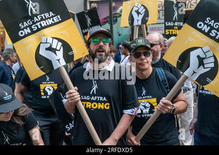 New York, États-Unis. 02 août 2023. Adam Sandler et Ben Stiller ont rejoint la ligne de piquetage des travailleurs de la WGA et de la SAG-AFTRA devant le siège de NBCUniversal à New York le 2 août 2023. La sénatrice Kirsten Gillibrand, le membre du Congrès Jerry Nadler, l’avocate du public Jumaane Williams se sont joints et ont pris la parole sur la ligne de piquetage. (Photo de Lev Radin/Sipa USA) crédit : SIPA USA/Alamy Live News Banque D'Images