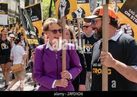 New York, États-Unis. 02 août 2023. Président international du Syndicat international des employés de service Mary Kay Henry et Adam Sandler ont rejoint la ligne de piquetage des travailleurs en grève de WGA et SAG-AFTRA devant le siège social de NBCUniversal à New York le 2 août 2023. La sénatrice Kirsten Gillibrand, le membre du Congrès Jerry Nadler, l’avocate du public Jumaane Williams se sont joints et ont pris la parole sur la ligne de piquetage. (Photo de Lev Radin/Sipa USA) crédit : SIPA USA/Alamy Live News Banque D'Images