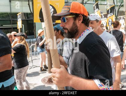 New York, États-Unis. 02 août 2023. Adam Sandler a rejoint les grévistes de WGA et SAG-AFTRA devant le siège de NBCUniversal à New York le 2 août 2023. La sénatrice Kirsten Gillibrand, le membre du Congrès Jerry Nadler, l’avocate du public Jumaane Williams se sont joints et ont pris la parole sur la ligne de piquetage. (Photo de Lev Radin/Sipa USA) crédit : SIPA USA/Alamy Live News Banque D'Images