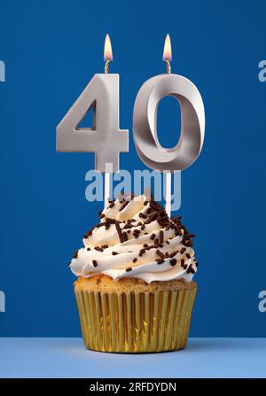 Carte d'anniversaire horizontale avec gâteau - bougie allumée numéro 40 sur fond bleu Banque D'Images