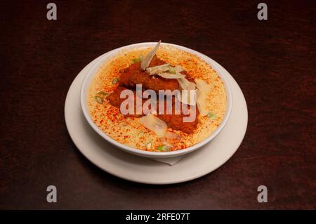 Délicieux plats chinois connus sous le nom de poisson-chat frit et de gruau Banque D'Images