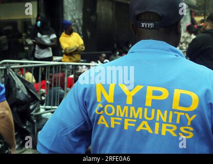 NEW YORK, NEW YORK- AOÛT 2 : demandeurs d'asile principalement des hommes, refus d'une chambre d'hôtel, Longez la promenade latérale de l'hôtel Roosevelt passant le temps et dormant dans le soleil sans fin tandis que leurs affaires serpentent à travers les couloirs légaux pour trouver un logement et un logement pour une population nouvelle et croissante de migrants venant à New York via des bus des États ornithologues comme le Texas, Pour les rêves d'un avenir meilleur à New York le 2 août 2023. Chris Moore/MediaPunch Banque D'Images