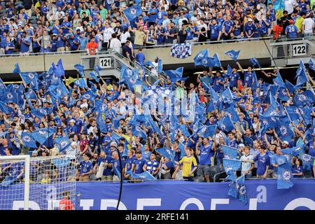 Chicago, États-Unis. 02 août 2023. Chicago, États-Unis, 2 août 2023 : les supporters du Chelsea FC brandissent des drapeaux avant le match entre Chelsea FC et Borussia Dortmund le mercredi 2 août 2023 au Soldier Field, Chicago, États-Unis. (PAS D'UTILISATION COMMERCIALE) (Shaina Benhiyoun/SPP) crédit : SPP Sport Press photo. /Alamy Live News Banque D'Images