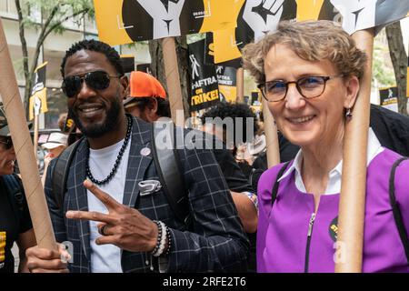 Jumaane Williams et Mary Kay Henry ont rejoint la ligne de piquetage des travailleurs de la grève de WGA et SAG-AFTRA devant le siège de NBCUniversal à New York le 2 août 2023 Banque D'Images