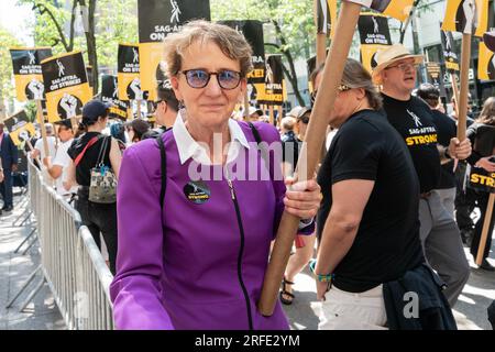 Mary Kay Henry a rejoint les grévistes de WGA et SAG-AFTRA devant le siège de NBCUniversal à New York le 2 août 2023 Banque D'Images