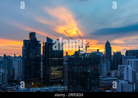 Coucher de soleil sur le quartier des affaires de Sukhumvit, Bangkok, Thaïlande Banque D'Images