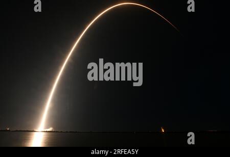 Exposition chronométrée de la fusée SpaceX Falcon 9 lors du lancement du satellite de communications Galaxy 37 pour Intelsat à 1:00 h du complexe de lancement 40 à la Station spatiale Cape Canaveral, Floride, le jeudi 3 août 2023. Photo de Joe Marino/UPI crédit : UPI/Alamy Live News Banque D'Images